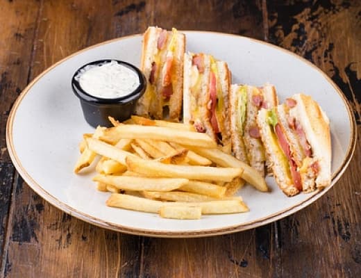 Фото Клаб сэндвич с курицей и беконом