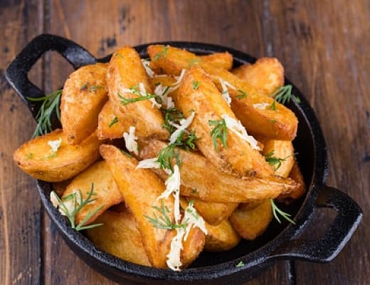 Фото Маленькая порция картофеля по-деревенски в чесночном масле